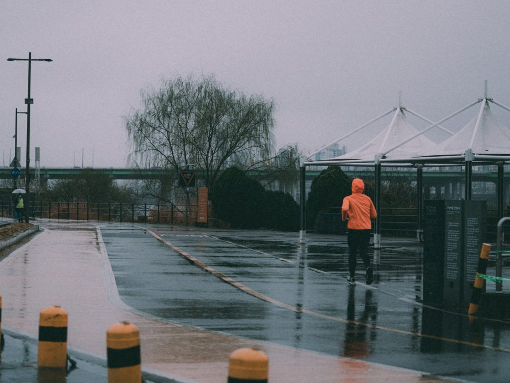 Accessoires indispensables pour courir sous la pluie