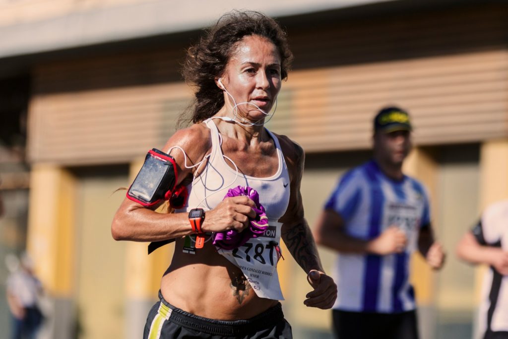 Les vitesses moyennes en course à pied pour les femmes en fonction des distances : footing, 10 km, semi et marathon